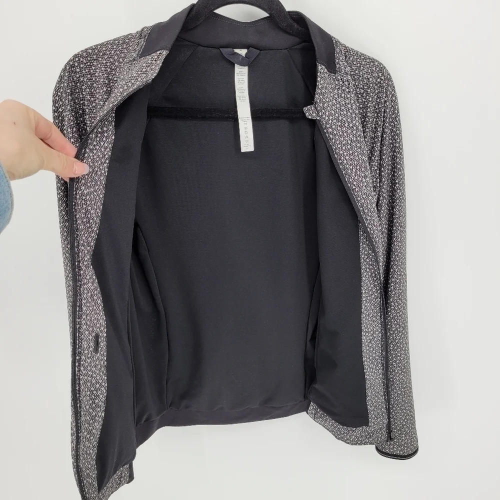LULULEMON Hit it Frozen fizz white black bomber windbreaker Jacket  size 4 - Picture 8 of 10